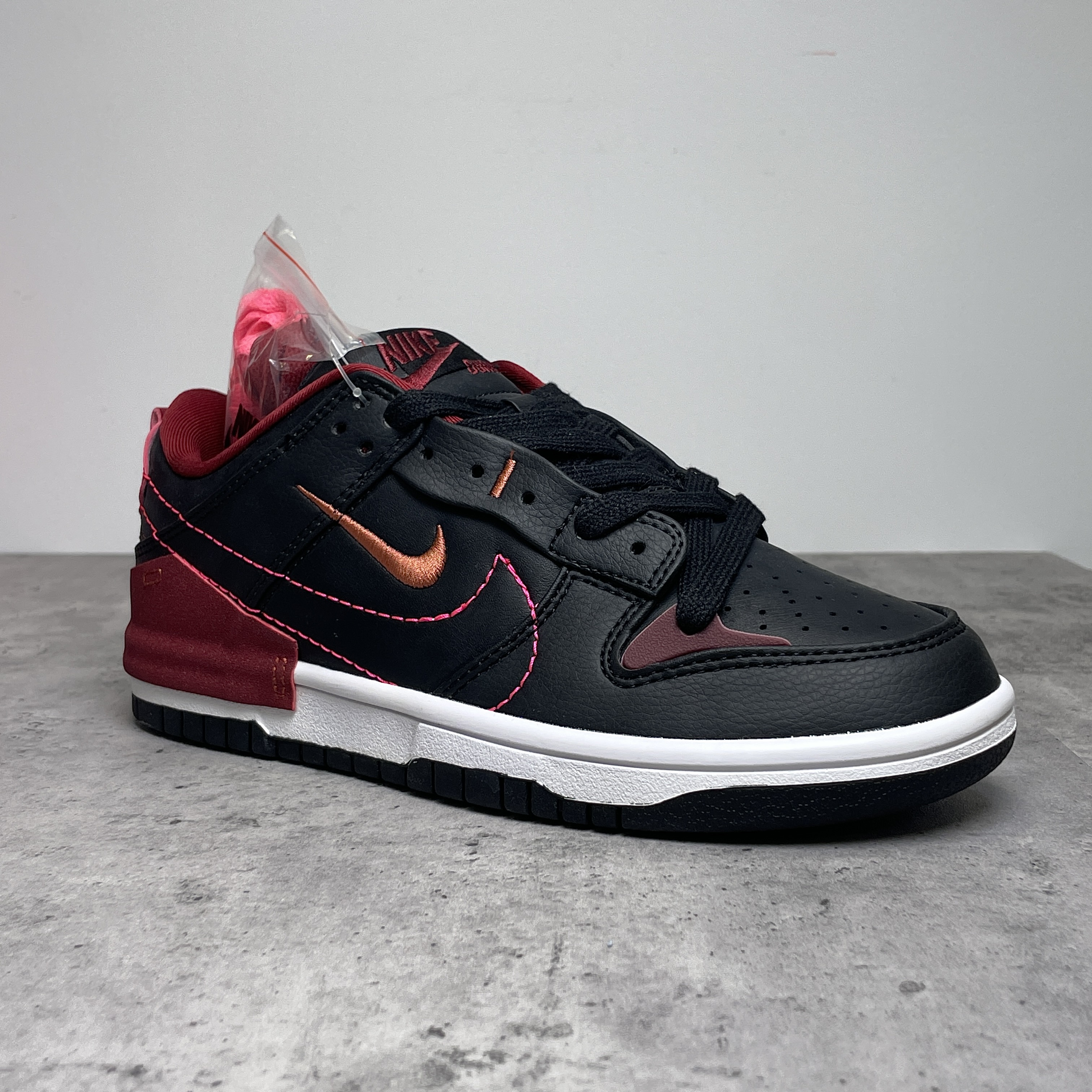 کتونی زنانه نایک مدل Dunk Low Disrupt2 Black Red رنگ مشکی قرمز